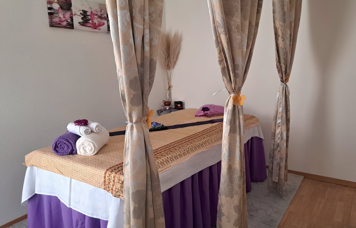 Innenansicht des One More Thai Massagestudios im thailändischen Stil in Interlaken